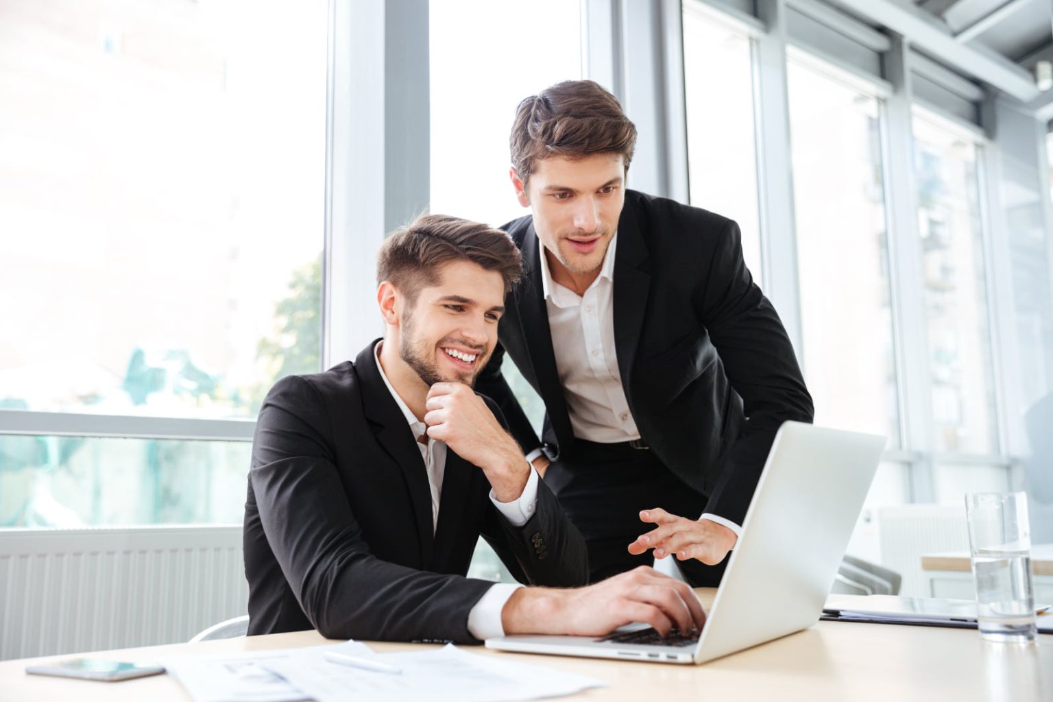 the-kiwi-connection-two-men-looking-at-laptop